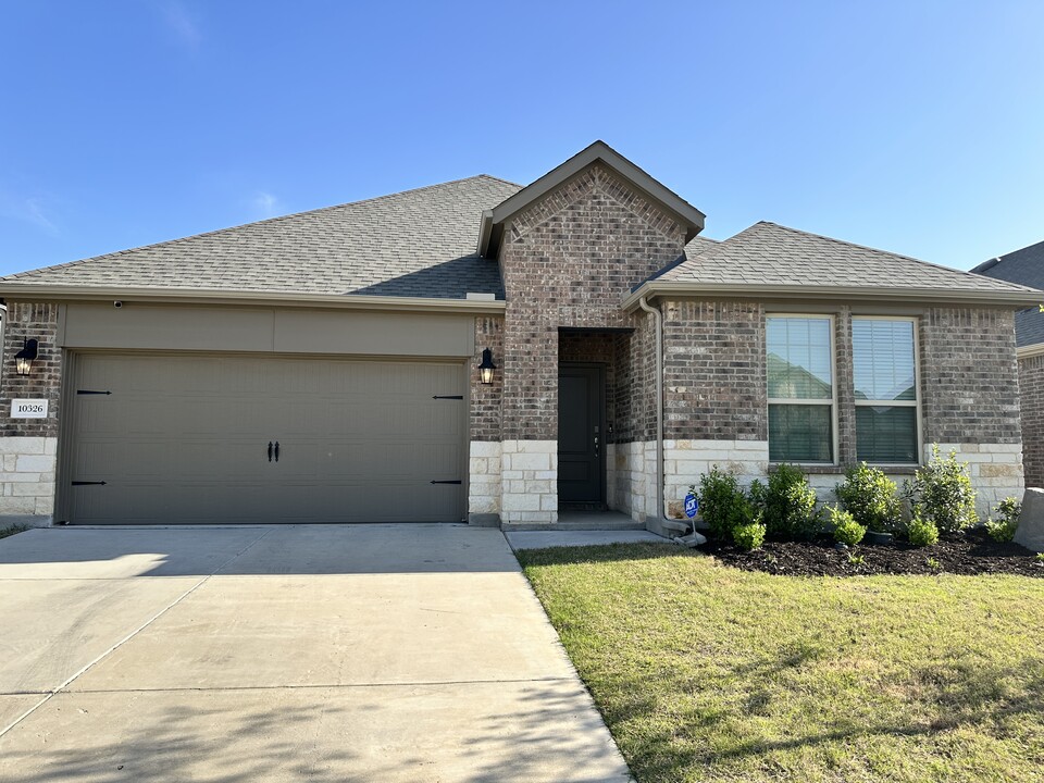 10326 Twisting Spgs Dr in Krugerville, TX - Foto de edificio