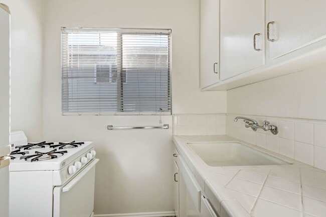 10900 Santa Monica Blvd in Los Angeles, CA - Building Photo - Building Photo