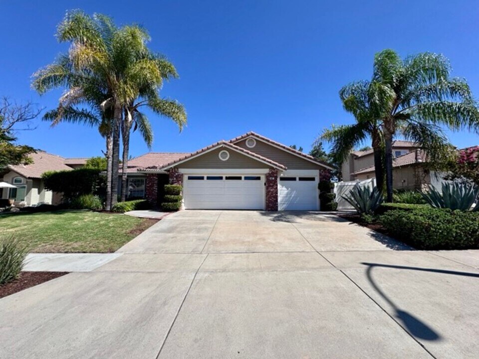 687 Black Oak Cir in Corona, CA - Building Photo