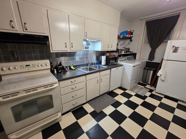 215 W Burnett Ave, Unit First Floor One Bedroom