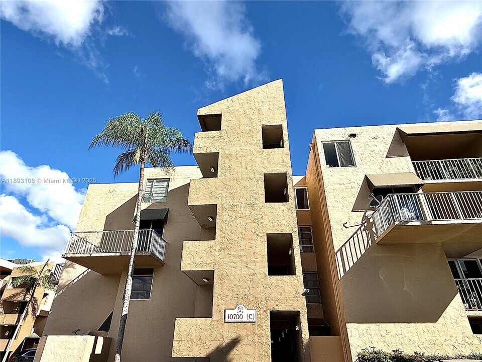 10700 SW 108th Ave in Miami, FL - Building Photo