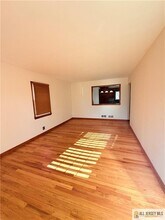 10 Hamilton Ave in Edison, NJ - Foto de edificio - Building Photo