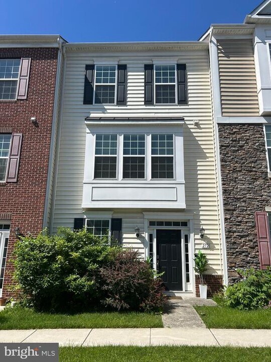 2721 Egret Way in Frederick, MD - Building Photo