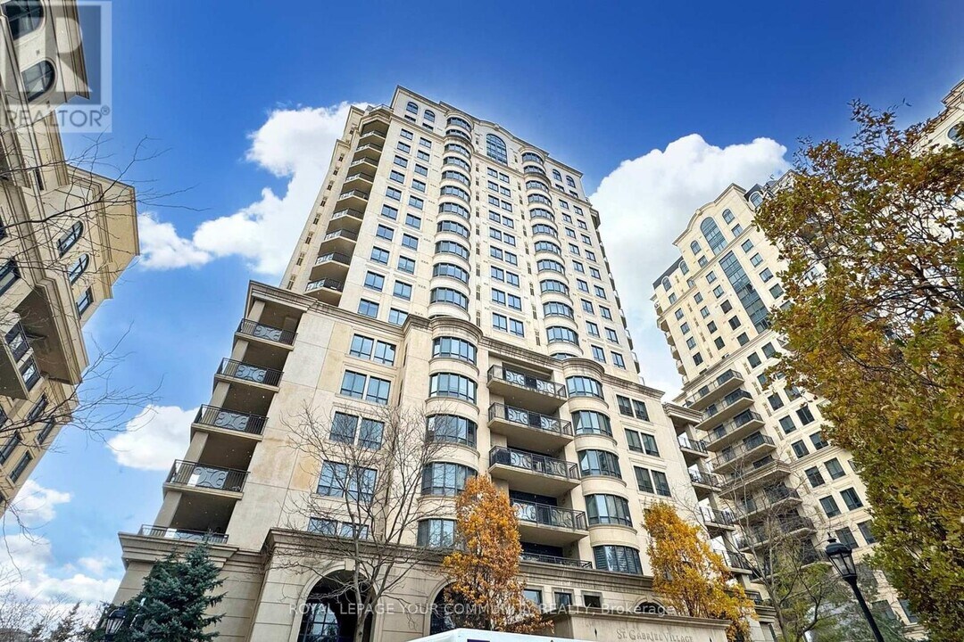 662-6662 Sheppard Ave E in Toronto, ON - Building Photo