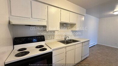 1016 E Greenlawn Ave in Lansing, MI - Building Photo - Building Photo