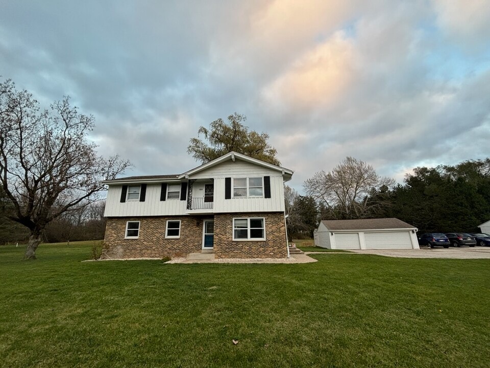 2950 N 184th St in Brookfield, WI - Foto de edificio