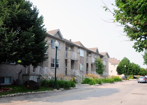 Veterans Terrace in Barrie, ON - Building Photo