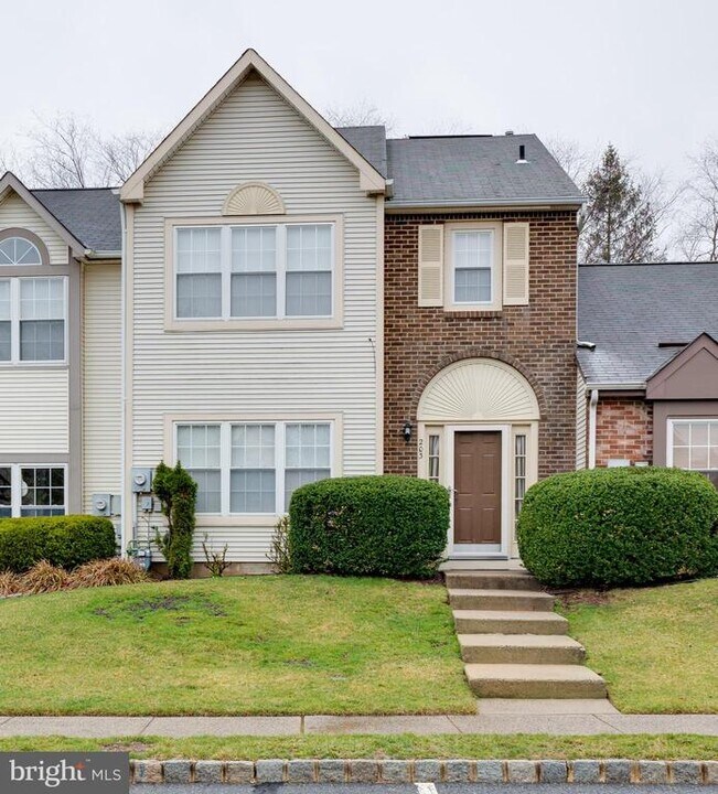 203 Waverly Ct in Trenton, NJ - Building Photo