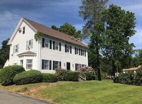 135 Worcester St in Grafton, MA - Building Photo