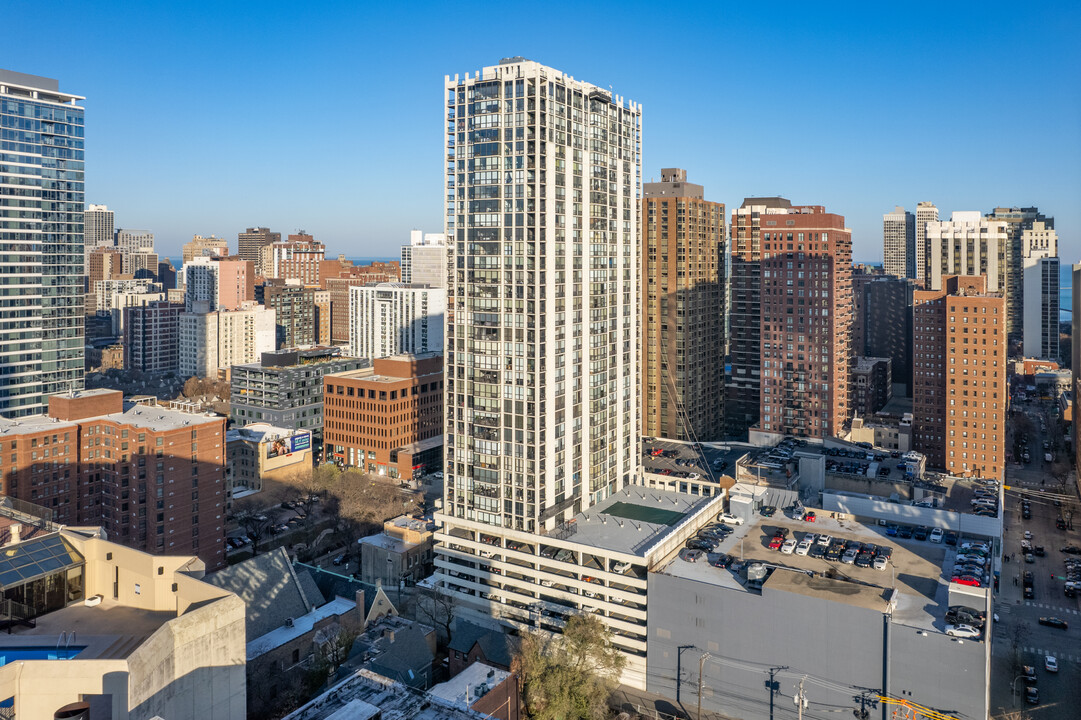 The Elm at Clark in Chicago, IL - Building Photo