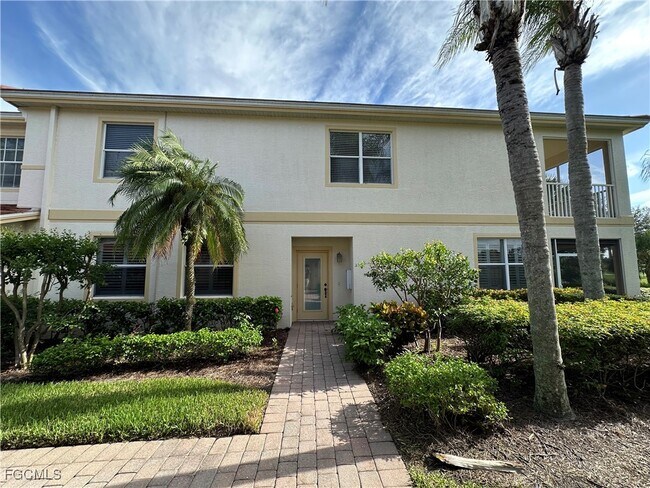 3010 Meandering Way in Ft. Myers, FL - Building Photo - Building Photo