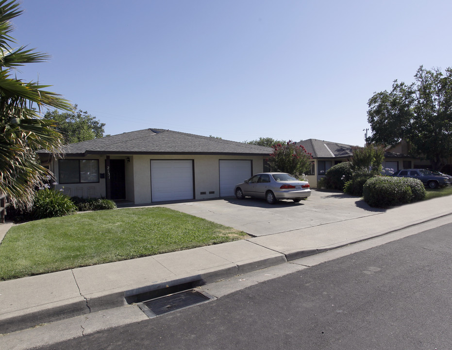 2131 Oakmont Way in West Sacramento, CA - Foto de edificio