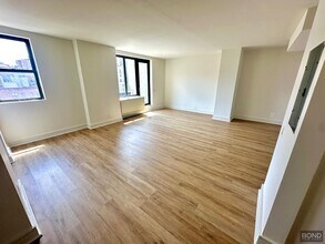 323 W 96th St in New York, NY - Building Photo - Building Photo