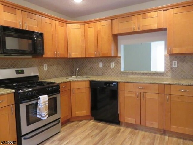 64 Albury Way in North Brunswick, NJ - Building Photo - Building Photo