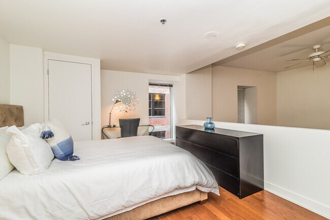 1061 Rue St-Alexandre in Montréal, QC - Building Photo - Building Photo