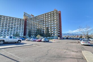 411 Lakewood Cir in Colorado Springs, CO - Foto de edificio - Building Photo