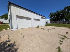 905 E 8th St S in Newton, IA - Building Photo - Building Photo