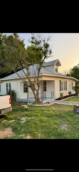 105 W 1st St in Keene, TX - Building Photo