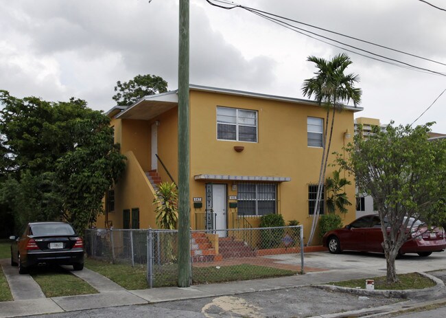985 SW 10th St in Miami, FL - Foto de edificio - Building Photo