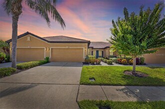 5845 Sunset Falls Dr in Apollo Beach, FL - Building Photo - Building Photo