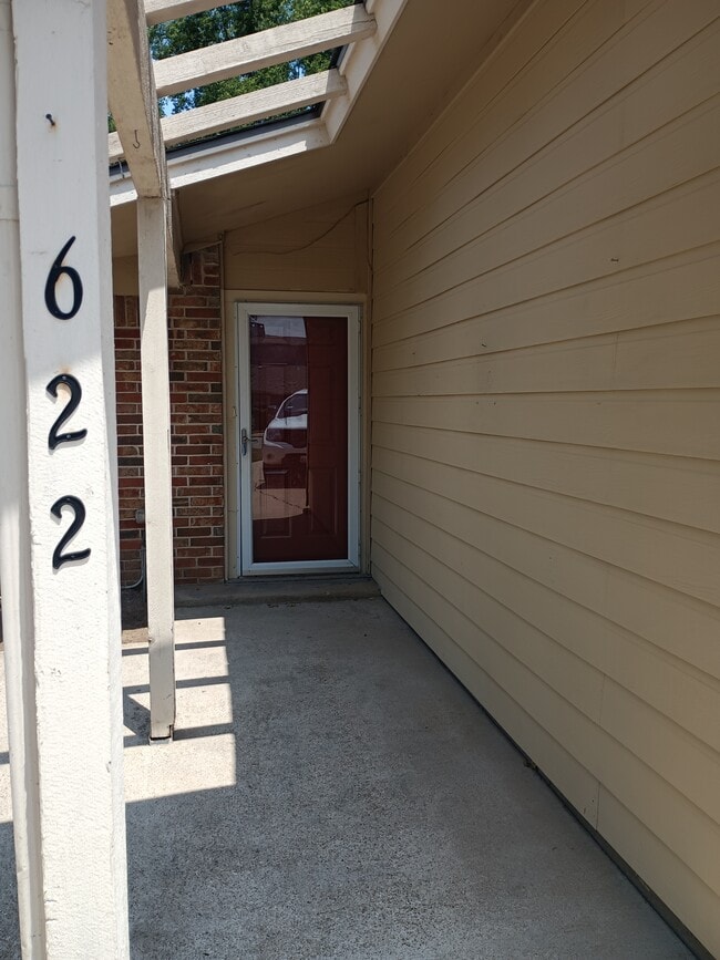 622 Billie Ruth Ln in Hurst, TX - Foto de edificio - Building Photo