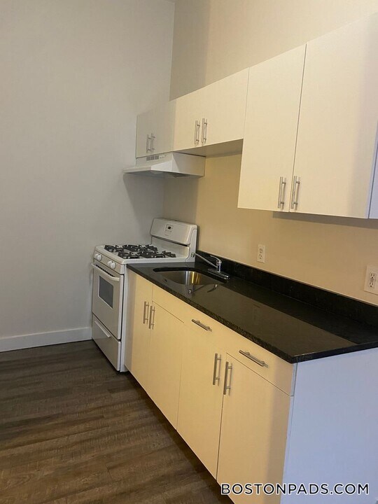 655 Middle St in Fall River, MA - Building Photo