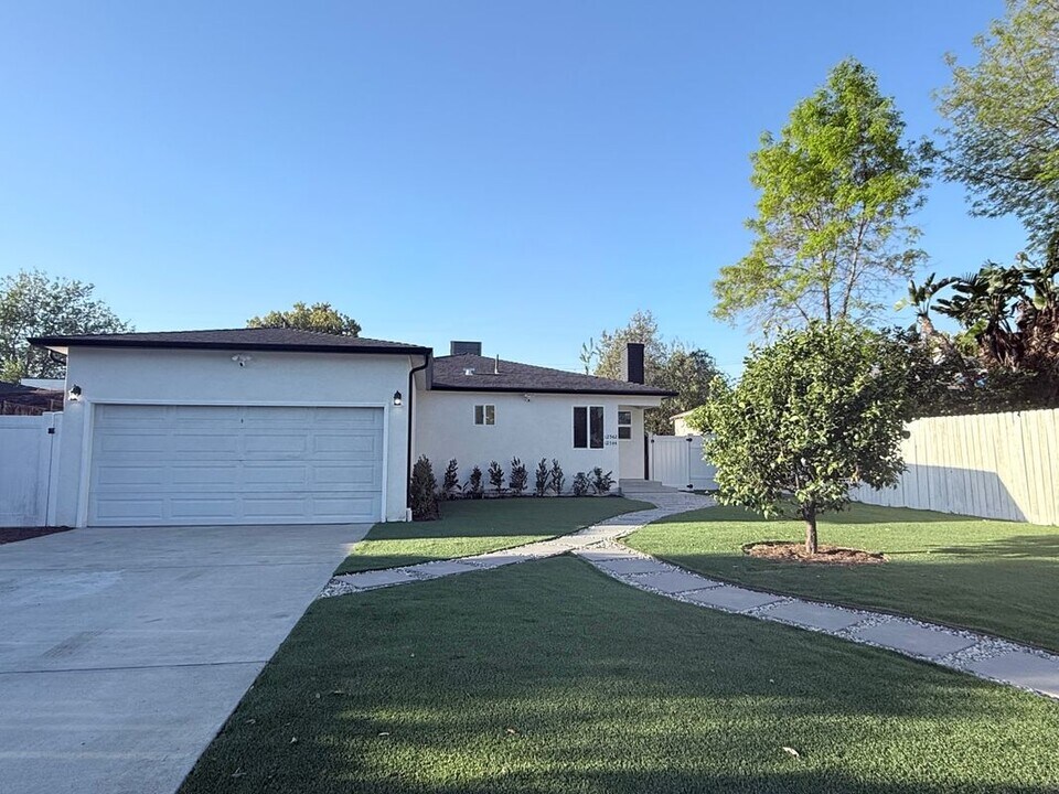 12542 Emelita St in Los Angeles, CA - Building Photo