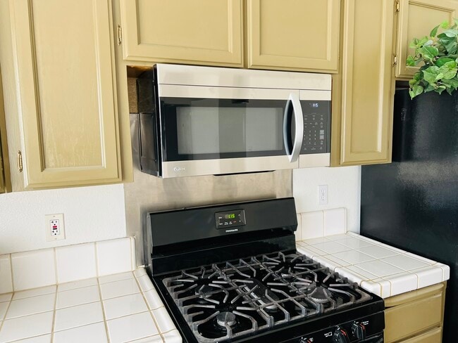 575 W Cinnamon Ave in Hanford, CA - Building Photo - Building Photo