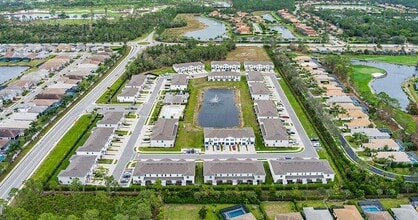 Soluna Townhomes in Naples, FL - Foto de edificio - Building Photo