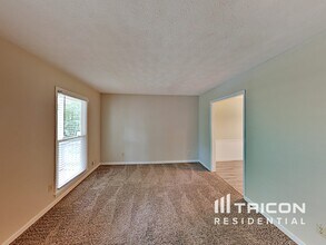 818 Huntington Way NW in Lilburn, GA - Building Photo - Building Photo