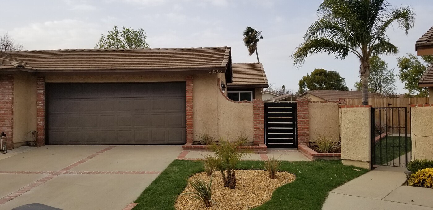 23205 Faisan Ct in Santa Clarita, CA - Building Photo