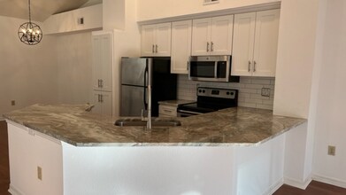 825 Normandy Trace Rd in Tampa, FL - Building Photo - Building Photo
