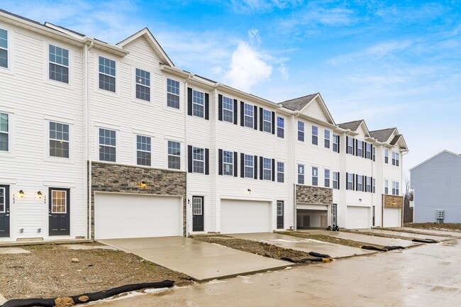 154 Dusky Willow Dr in Reynoldsburg, OH - Building Photo - Building Photo