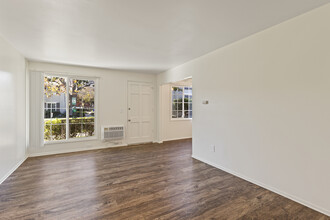 Park Magnolia Apartment Homes in Tustin, CA - Building Photo - Building Photo