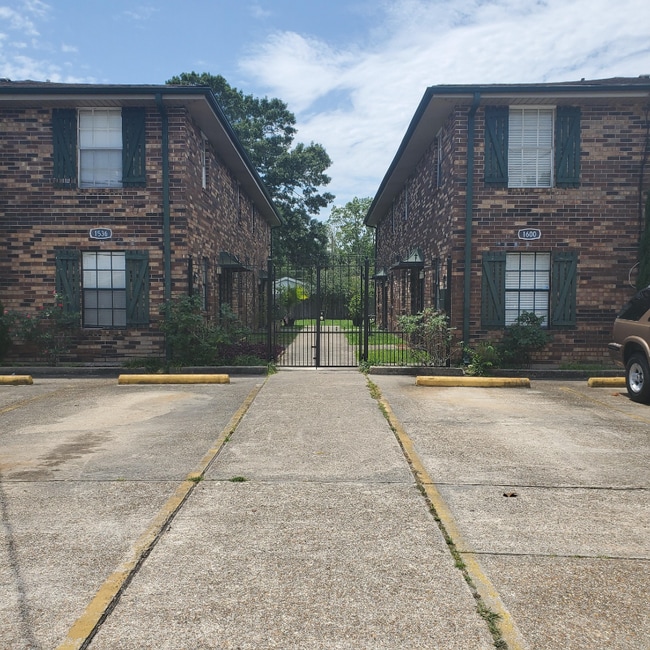 1600 Hickory Ave in Harahan, LA - Building Photo - Building Photo