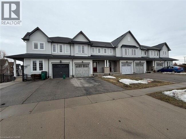 121 Bloomington Dr in Cambridge, ON - Building Photo - Building Photo