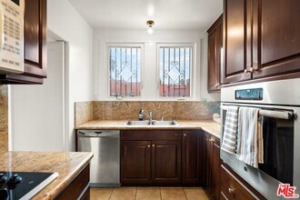 535 N Poinsettia Pl in Los Angeles, CA - Building Photo - Building Photo