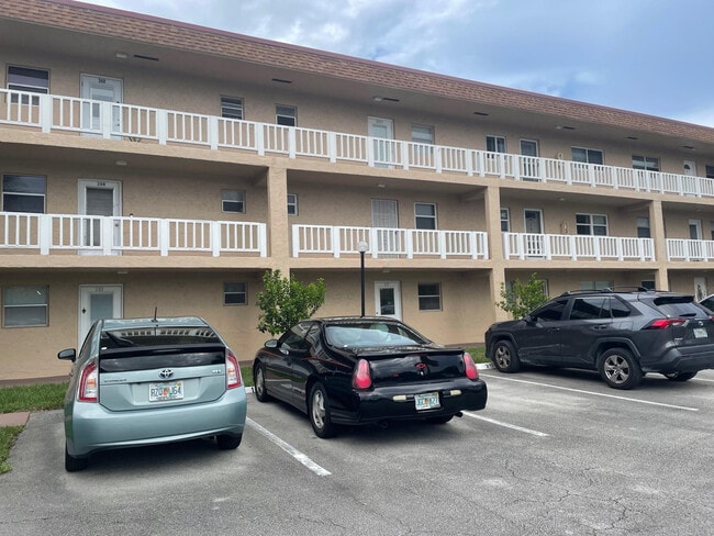 608 SW Natura Blvd in Deerfield Beach, FL - Building Photo - Building Photo