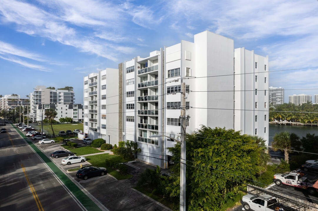 London Tower in Miami Beach, FL - Building Photo