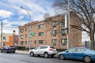 79-39 Calamus Ave in Elmhurst, NY - Foto de edificio - Building Photo
