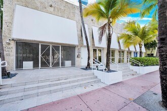 225 Collins Ave in Miami Beach, FL - Foto de edificio - Building Photo