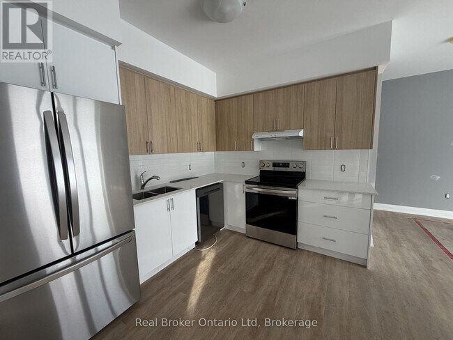 60 Donald St in Barrie, ON - Building Photo - Building Photo