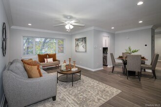 92 S Clinton Ave in Bay Shore, NY - Foto de edificio - Building Photo