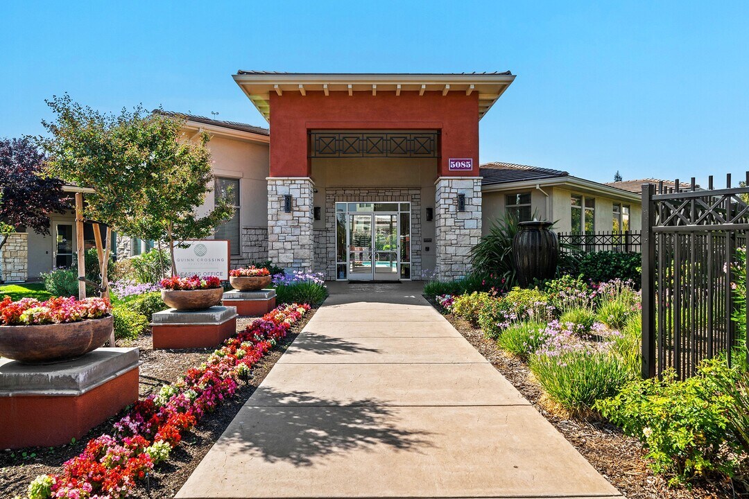 Quinn Crossing Apartments in Vacaville, CA - Building Photo