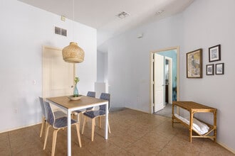 2402 E 5th St, Unit 1460 in Tempe, AZ - Foto de edificio - Building Photo