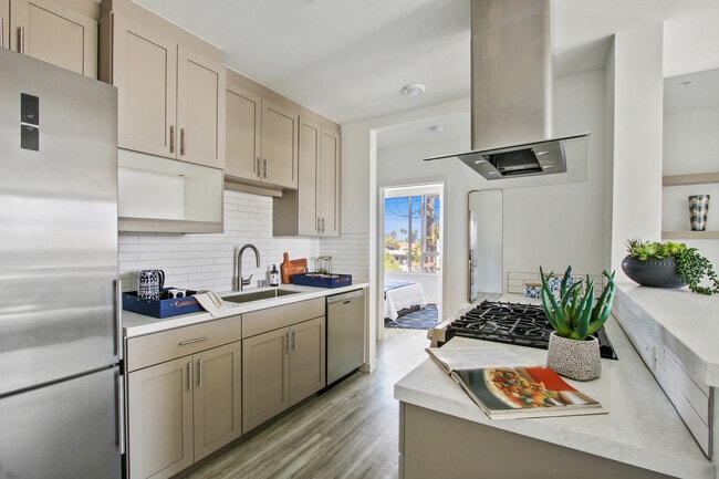 The Stanford West in Santa Monica, CA - Building Photo - Building Photo