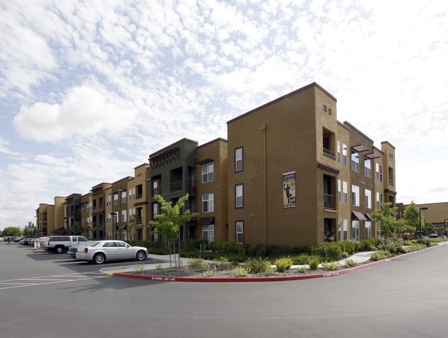 Seasons at Laguna Ridge a 55+ Senior Communit in Elk Grove, CA - Building Photo - Building Photo