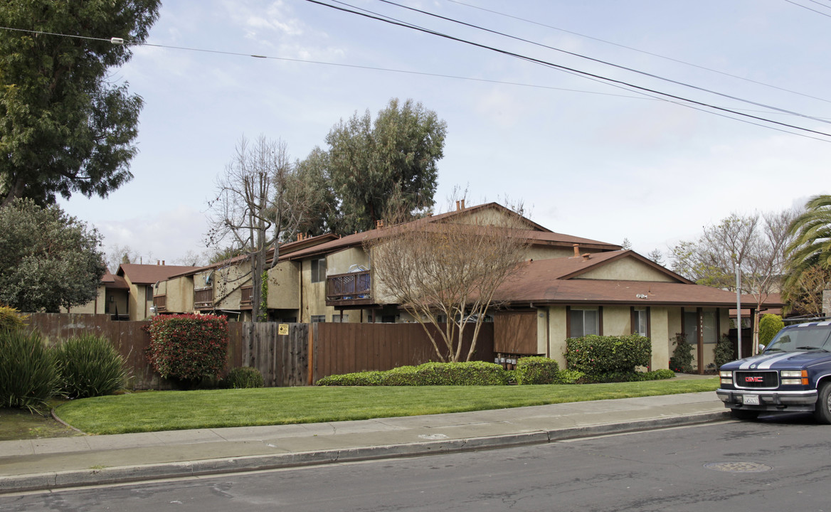 27853 Harris Rd in Hayward, CA - Foto de edificio