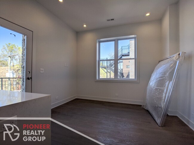 2120 W Belmont Ave in Chicago, IL - Building Photo - Building Photo