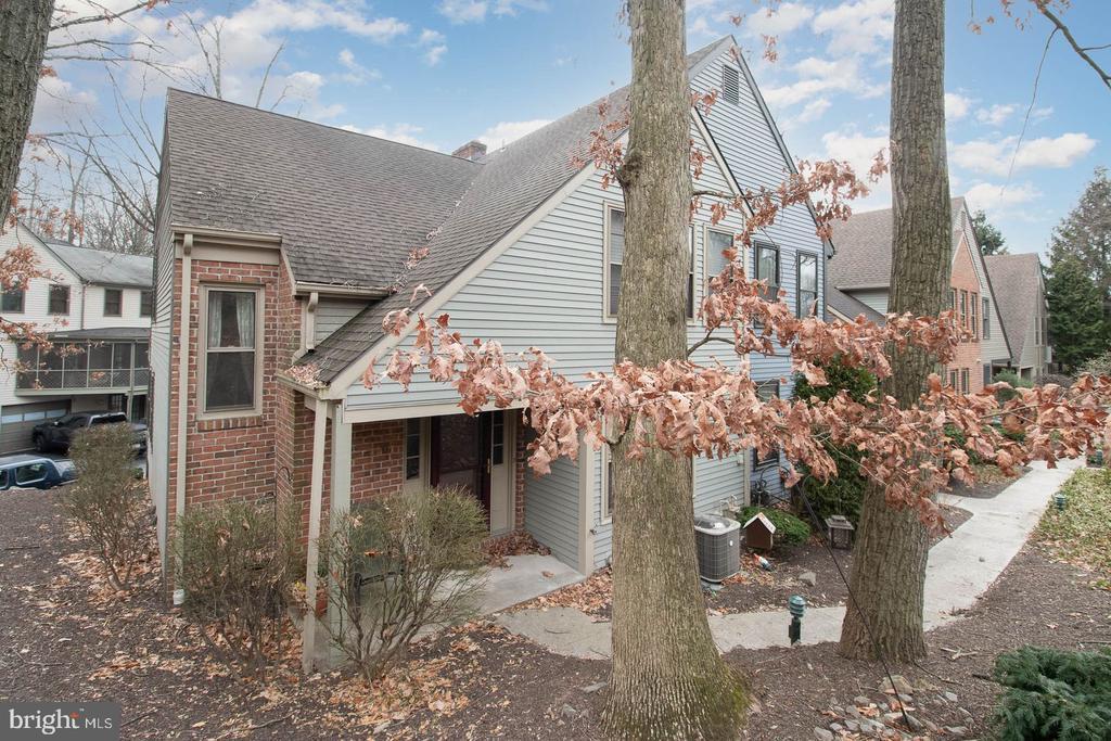 1101 Galway Ct in Hummelstown, PA - Building Photo